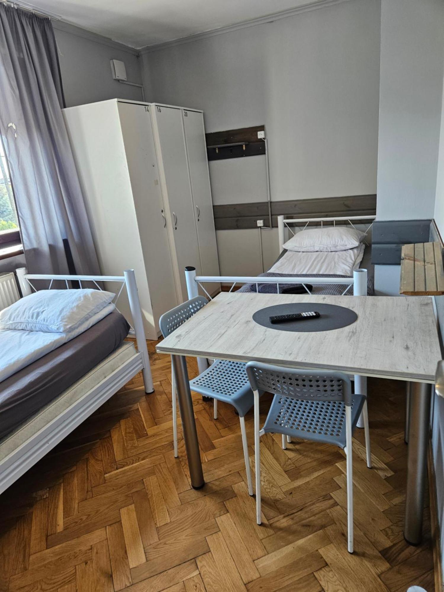 Pokoje Pracownicze Кімнати Для Працівників,Гуртожиток Swarzędz Esterno foto